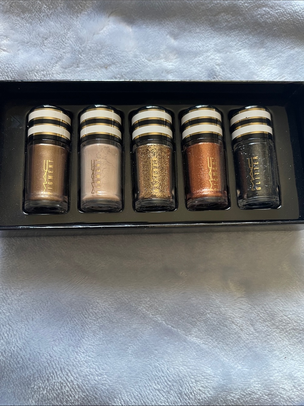 MAC Black and Gold Nocturnals Mini Pigment & Glitter Set - Picture 2 of 4